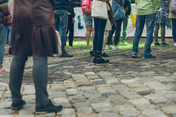 Ludzie Stojący Koncercie Nogi Bliska Styl Życia — Zdjęcie stockowe