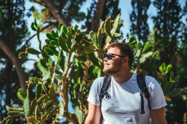 avuç içi Park mavi elbiseli yürüyen kadın. yaz tatili