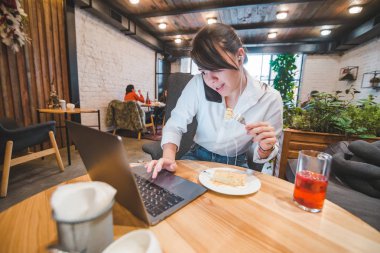 yeme ve içme laptop ile kafede oturan çalışma ile aşırı güzel kadın. Evet. serbest