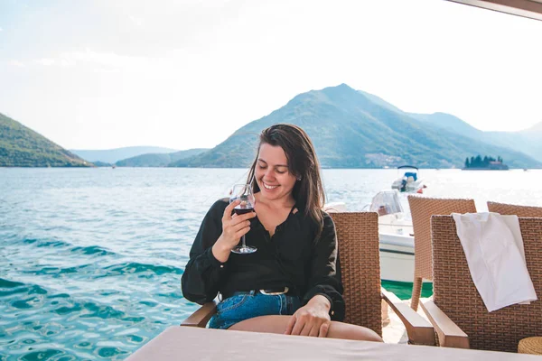 Lächelnde Junge Frau Trinkt Rotwein Meer Mit Herrlichem Blick Auf — Stockfoto