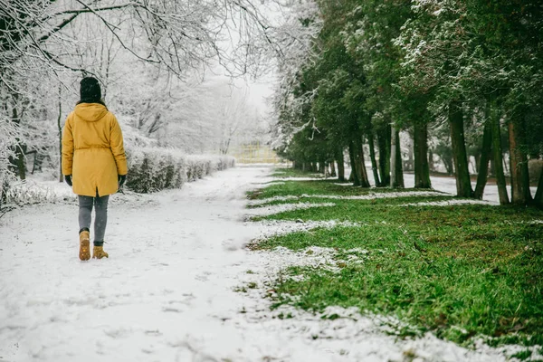 Femme Marche Par Parc Hiver Rencontre Printemps — Photo