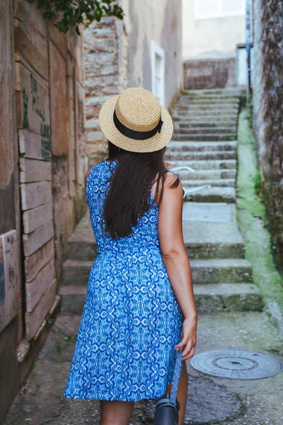 Mladá Hezká Žena Modrých Šatech Procházky Uličkami Města Herceg Novi — Stock fotografie