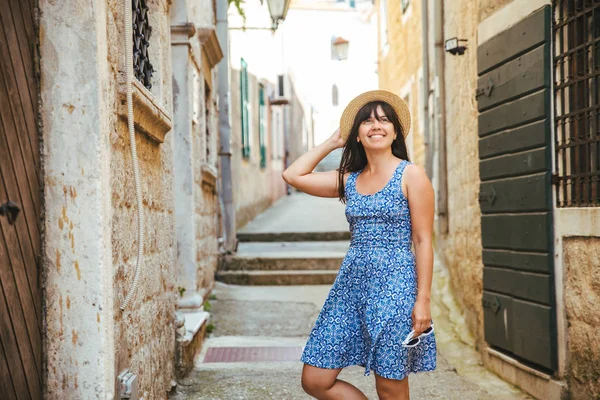 Giovane Bella Donna Abito Blu Passeggiando Stradine Herceg Novi Concetto — Foto Stock