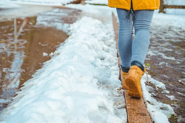Mujer Caminando Por Parque Ciudad Pasando Charcos Alrededor Derretimiento Nieve — Foto de Stock