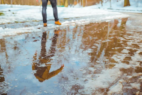 Olvadó Nagy Pocsolya Ember Kipróbálás Hoz Hágó Átmenő Jön Tavasz — Stock Fotó