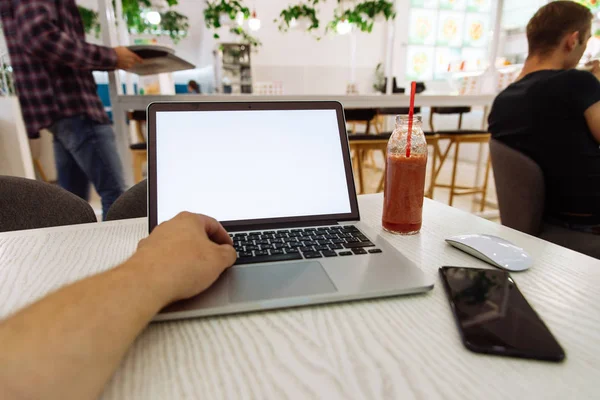Laptop Cafe Table White Screen Fruit Smoothie Freelance Concept — Stock Photo, Image