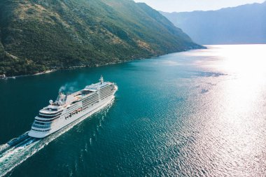 Hava görünümünü cruise gemisi denizde defne. yaz tatil kavramı