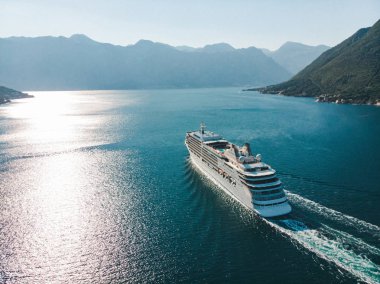 Hava görünümünü cruise gemisi denizde defne. yaz tatil kavramı