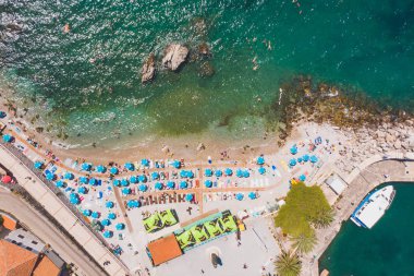 Herceg Novi, Karadağ - 22 Temmuz 2019: havadan görünümü herceg novi Karadağ sunny Beach. yaz tatili