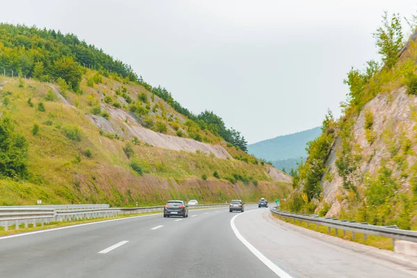 Autos Auf Der Autobahn Zwischen Den Bergen Sommerzeit — Stockfoto