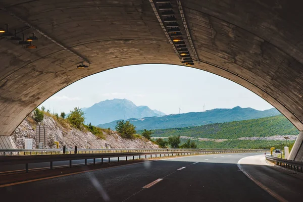 Túnel Carretera Con Hermosa Vista Las Montañas Final Viajes Coche —  Fotos de Stock