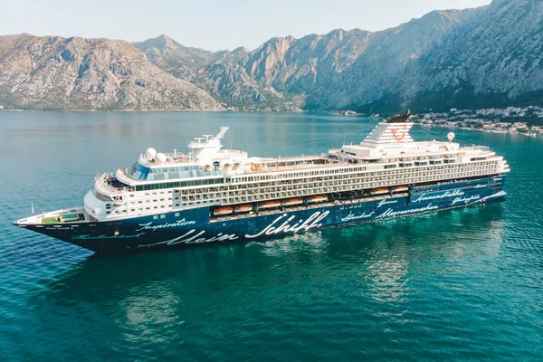 Kotor Montenegro Juli 2018 Grote Cruise Liner Zee Baai Zomervakantie — Stockfoto