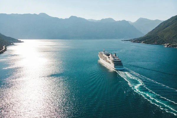 Widok Lotu Ptaka Cruise Liner Widokiem Zatokę Koncepcję Wakacji Letnich — Zdjęcie stockowe