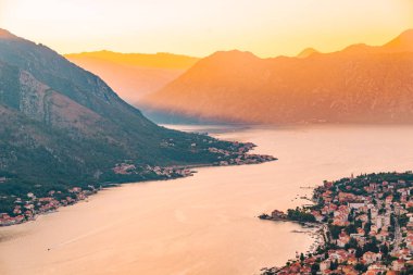 Sunset'teki havadan görünümü kotor şehir. Yaz saati tatil