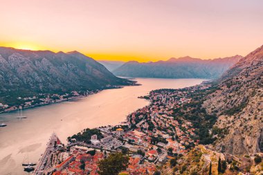 Sunset'teki havadan görünümü kotor şehir. Yaz saati tatil