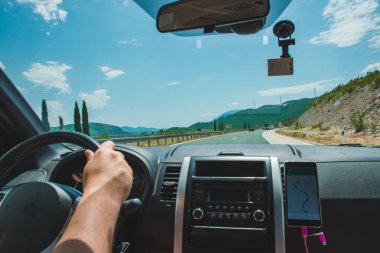 dağlarda sürüş araba dostum. araba yolculuğu. araba yolculuğu