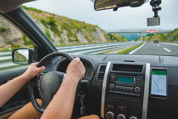 Homem Dirigindo Carro Por Speedway Viagem Rodoviária — Fotografia de Stock