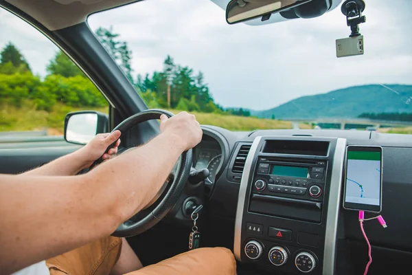 Joven Conduciendo Por Carretera Navegación Por Teléfono Viaje Por Carretera — Foto de Stock