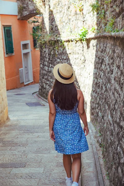 タイトなヨーロッパの街を歩いて若いきれいな女性 青いドレス — ストック写真
