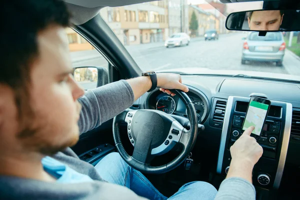 Muž Ruce Volant Při Použití Telefonu Jako Navigátor Výlet — Stock fotografie