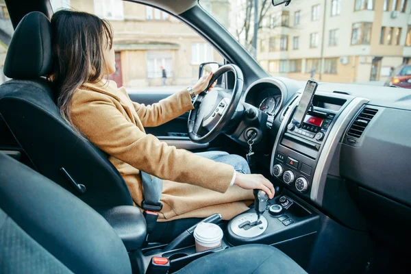 Mladá Žena Řídí Auto Telefon Jako Navigaci Výlet — Stock fotografie