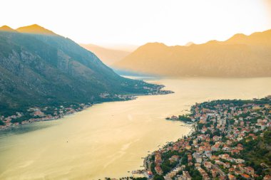 Sunset'teki havadan görünümü kotor şehir. Yaz saati tatil