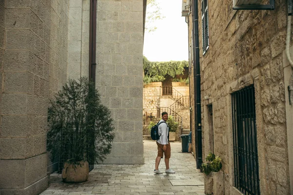 tarafından sıkı kotor sokaklarda yürüyen adam. yaz tatili