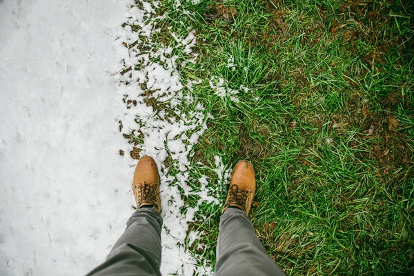 Omul Stă Locul Unde Iarna Întâlnește Primăvara — Fotografie, imagine de stoc