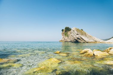 Karadağ'daki kayalık sahil güzel manzarasına. yaz tatili