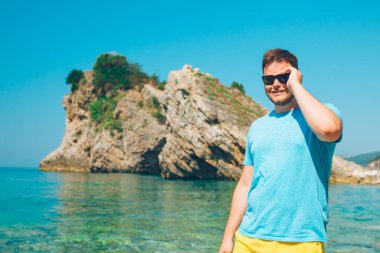 mavi açık deniz suyu arka plan üzerinde duran adam. yaz tatili