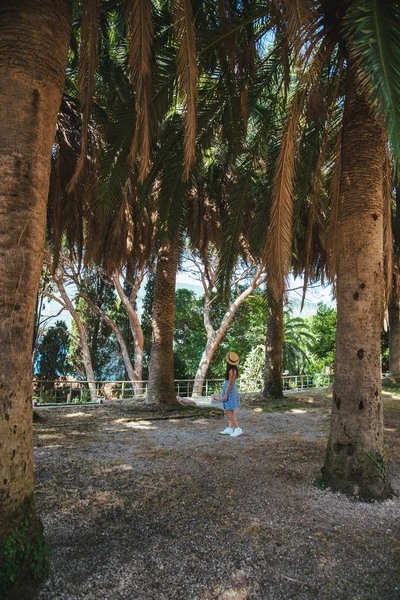 Žena Chůze Parku Palmy Modrých Šatech Letní Dovolená — Stock fotografie