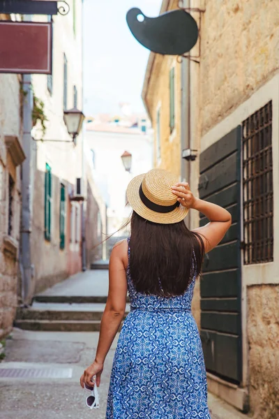 ヘルツェグ ノヴィの小さな通りを歩いて青いドレスの若いきれいな女性 夏の休暇の概念 — ストック写真