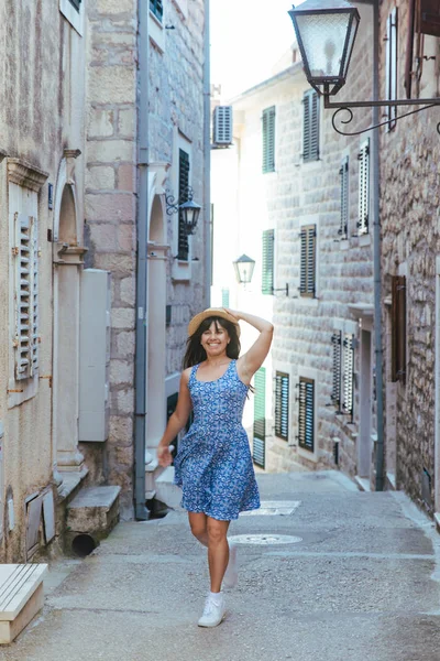 ヘルツェグ ノヴィの小さな通りを歩いて青いドレスの若いきれいな女性 夏の休暇の概念 — ストック写真