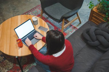 çay içme dizüstü kullanarak kafede oturan kadın. beyaz ekran. kopya alanı. yaşam tarzı