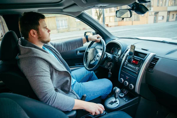 Homem Dirigindo Carro Trânsito Beber Uma Xícara Café Estilo Vida — Fotografia de Stock