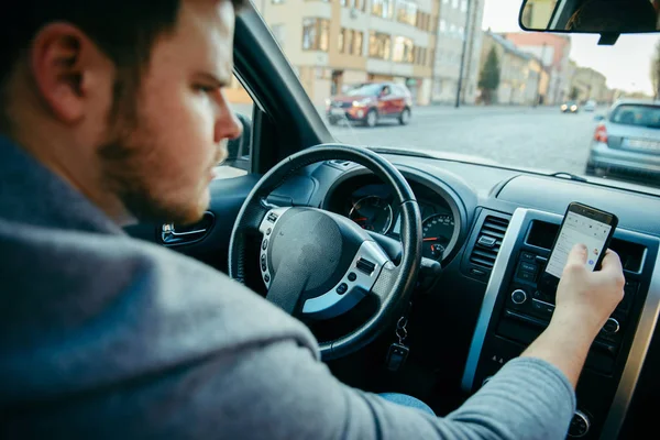 Lviv Oekraïne November 2018 Man Zijn Telefoon Controleren Zittend Auto — Stockfoto