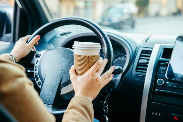 Vrouw Rijdt Auto Koffie Drinken Telefoon Navigatie Levensstijl — Stockfoto