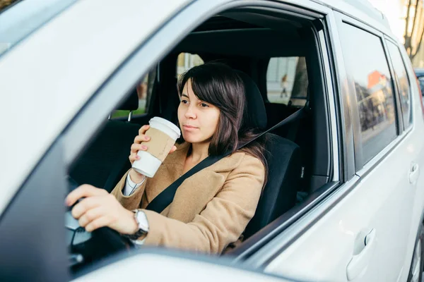 Jonge Vrouw Rijdende Auto Veiligheidsgordel Koffie Drinken — Stockfoto