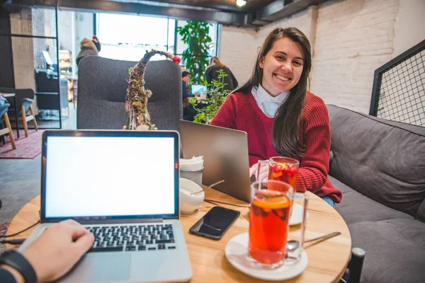 夫妇坐在咖啡馆里 带着笔记本电脑 一边喝茶一边工作 自由人博主生活方式 — 图库照片