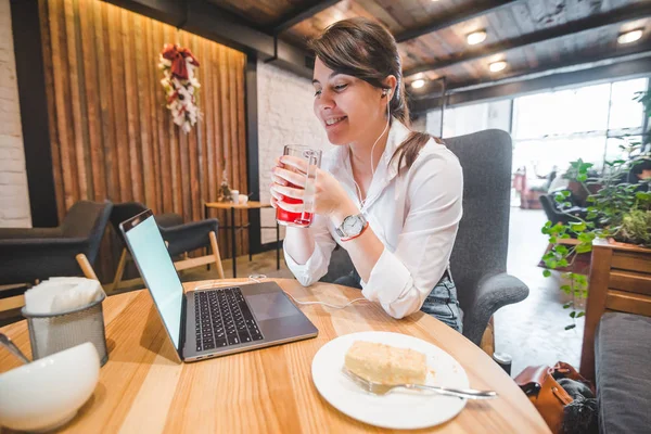 Femeie Destul Supraîncărcată Locul Muncă Așezat Cafenea Laptopul Care Mănâncă — Fotografie, imagine de stoc