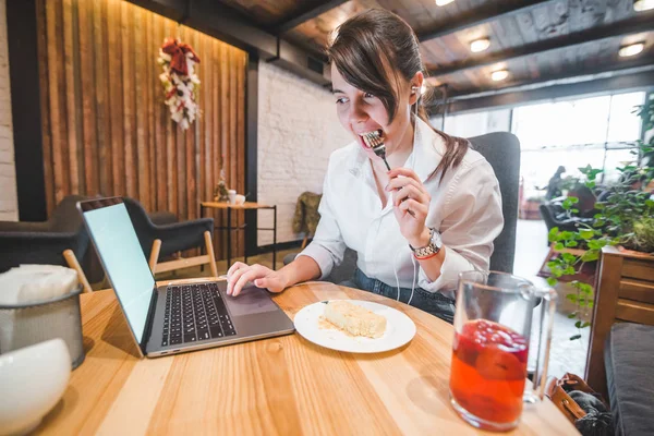 Pretty Woman Overloaded Work Sitting Cafe Laptop Eating Drinking Listening — Stock Photo, Image