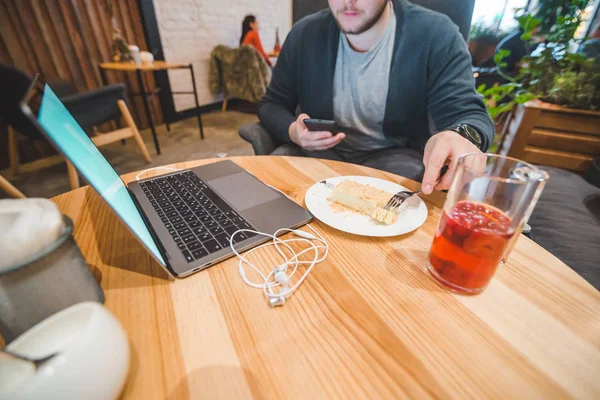 Man Working Laptop Cafe Eating Cake Drinking Fruit Tea Overloaded — Stock Photo, Image