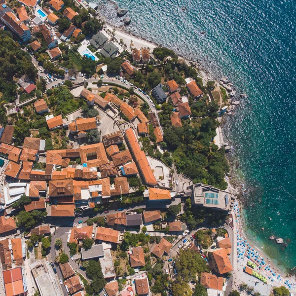 海辺の古いヨーロッパ都市の俯瞰 夏の休暇 — ストック写真