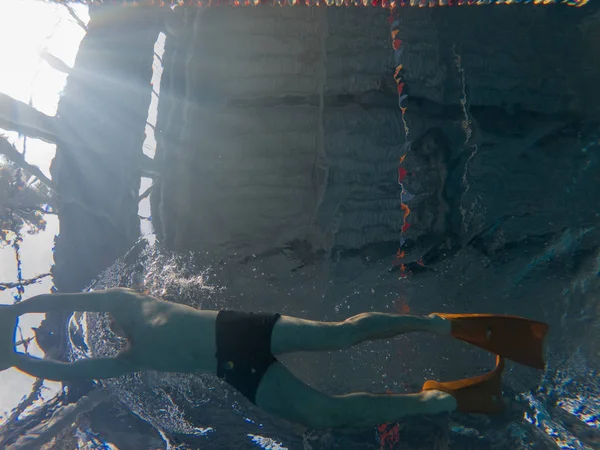 Víz Alatti Kilátás Emberek Úszni Medencében Sportos Életmód — Stock Fotó