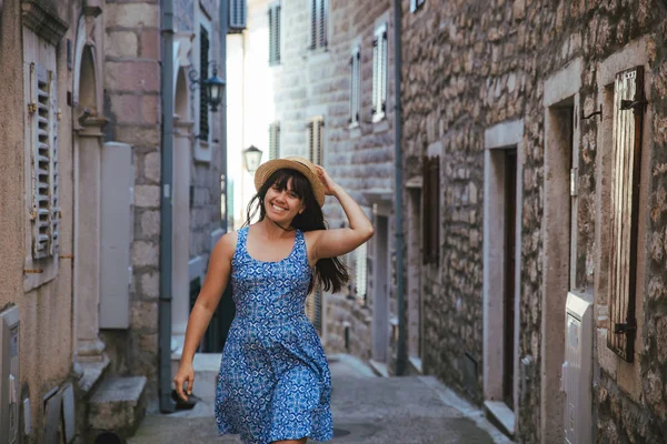 Молодая Красивая Женщина Синем Платье Прогуливающаяся Улочкам Герцег Нови Летние — стоковое фото