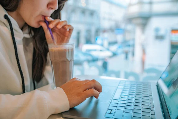 Young Pretty Woman Sitting Cafe Laptop Drinking Hot Chocolate Working — Stock Photo, Image