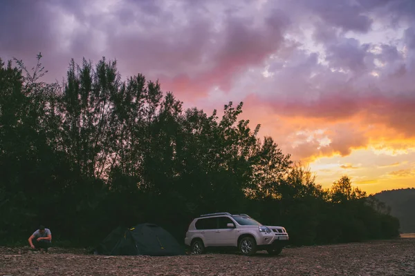 Kempování Rivershore Východ Slunce Bílé Suv Auto Životní Styl — Stock fotografie