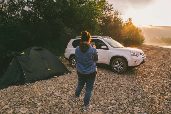 Woman Taking Picture Sunrise Her Phone Car Camping Lifestyle Concept — Stock Photo, Image