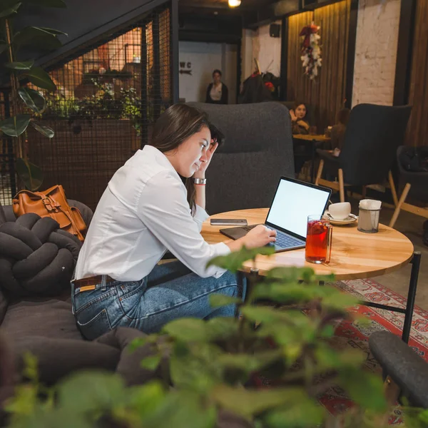 Woman Working Laptop Cafe White Screen Copy Space Drinking Tea — Stock Photo, Image