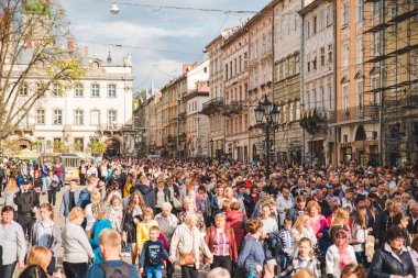 Lviv, Ukrayna - 7 Ekim 2018: şehir sokakları, dini alayı. Rahibeler ve rahipler